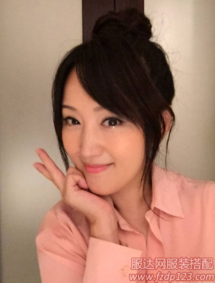 揭密45岁杨钰莹穿粉衣自拍甜美清纯如<a href='http://www.fzdp123.com/f/cydb/dpjq/39.html' target='_blank'><u>少女</u></a>的秘密