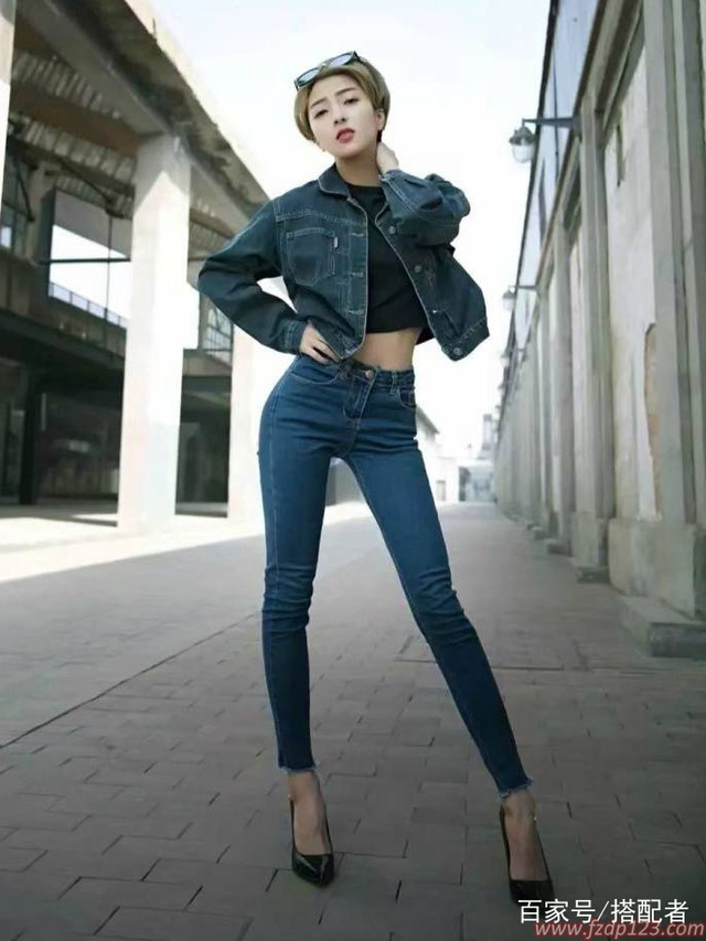 时尚短发女老师这身材没得说，紧身牛仔裤搭配高跟鞋显得好俏丽