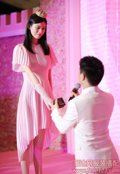 奚梦瑶遭何猷君高调求婚，公主般的粉色连衣裙在网上成了热卖点