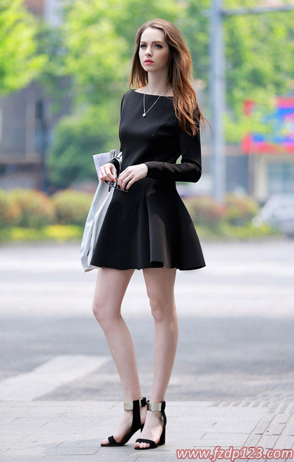 选连衣裙就选长袖打底小黑裙，这才是秋天保暖的正确穿法