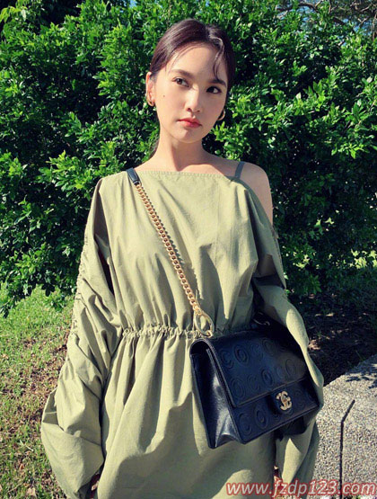 与潘玮柏合影的杨丞琳，蚂蚁腰风火臀，36岁还是16岁的“女儿身”
